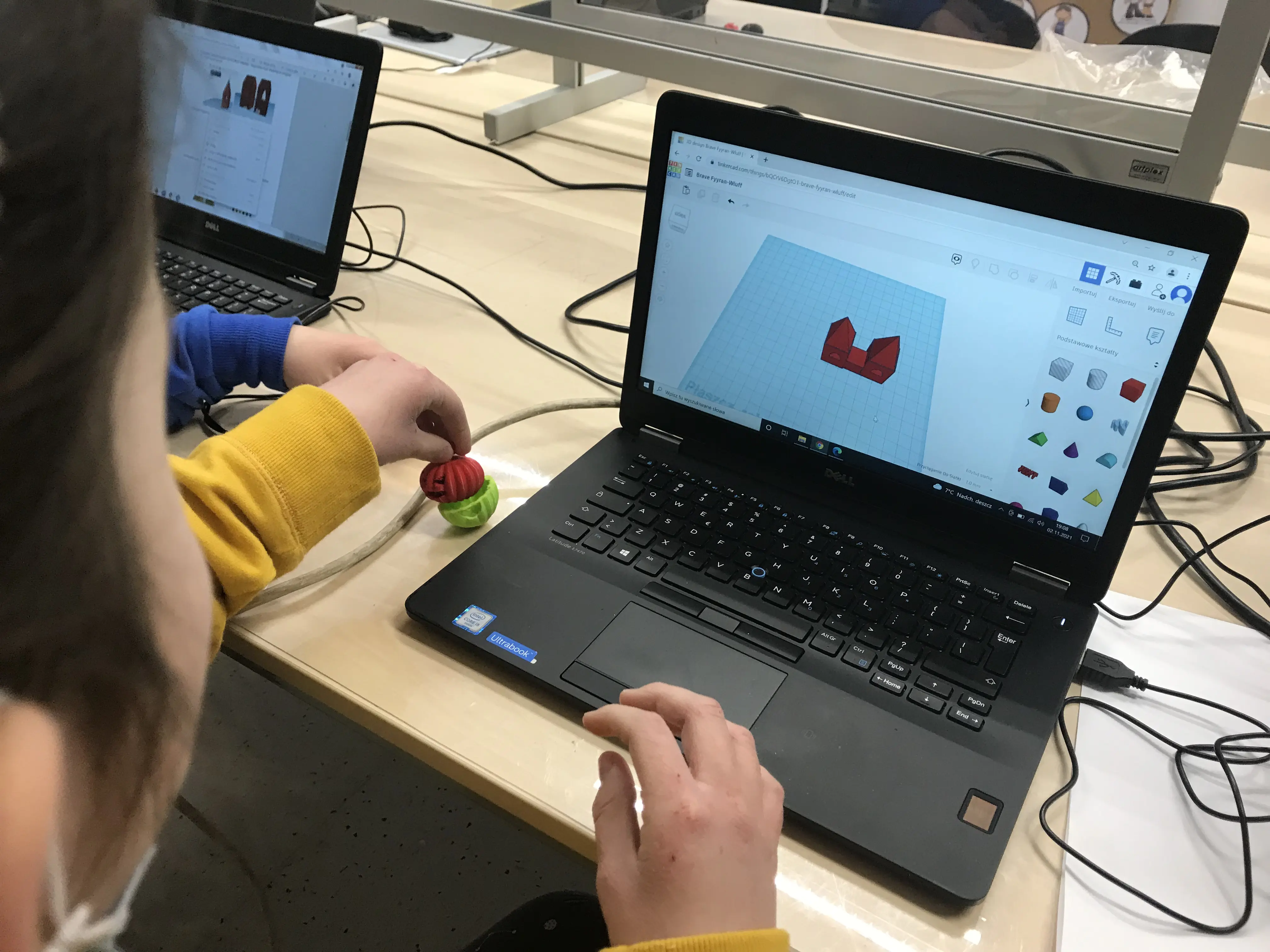 Uczniowie projektujący modele 3D w klasie