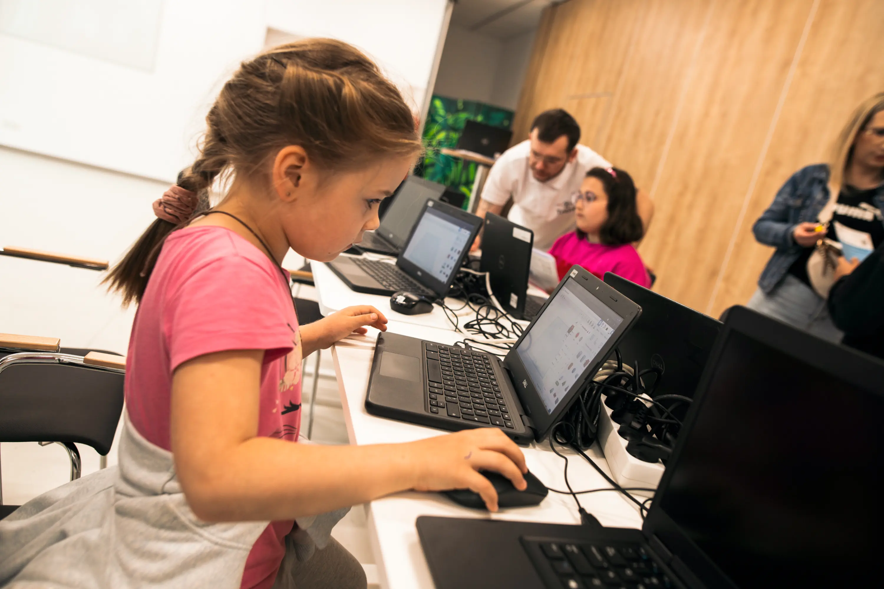 Uczestniczka zajęć projektująca model 3D na laptopie