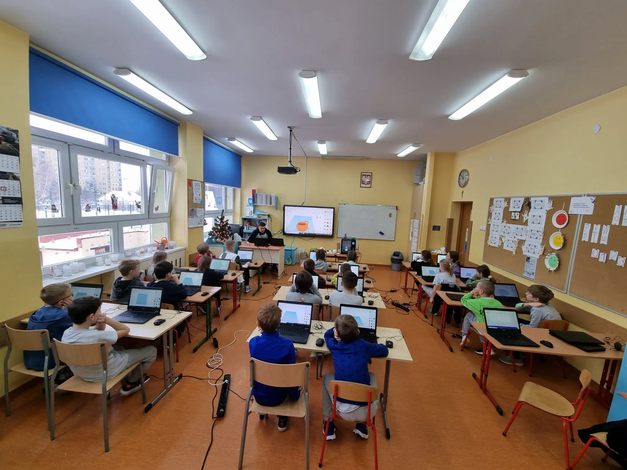 Uczniowie przy laptopach na zajęciach z projektowania 3D w klasie
