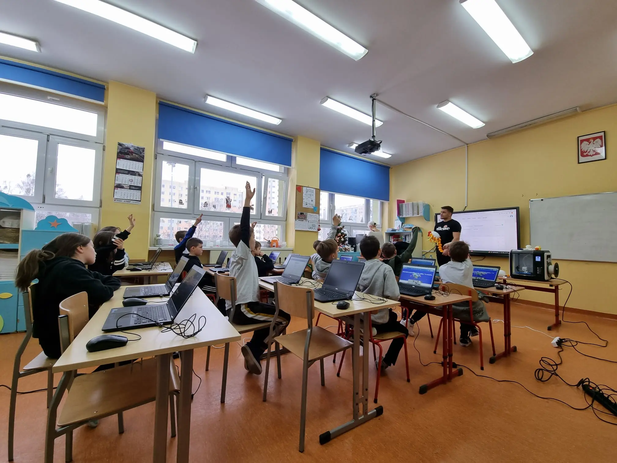 Uczniowie zgłaszają się do odpowiedzi podczas zajęć z druku 3D