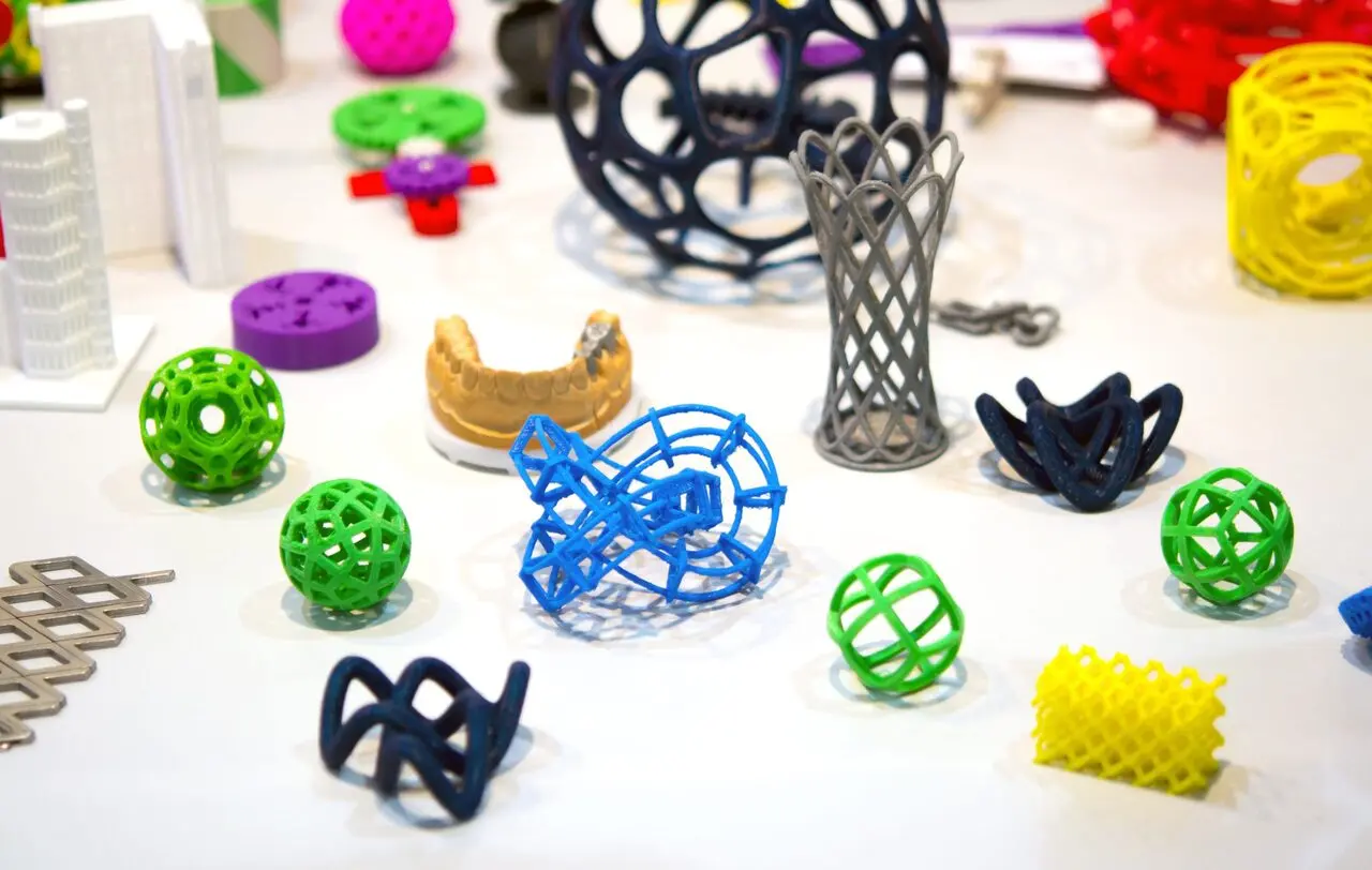 Kolorowe wydruki 3D rozłożone na stole