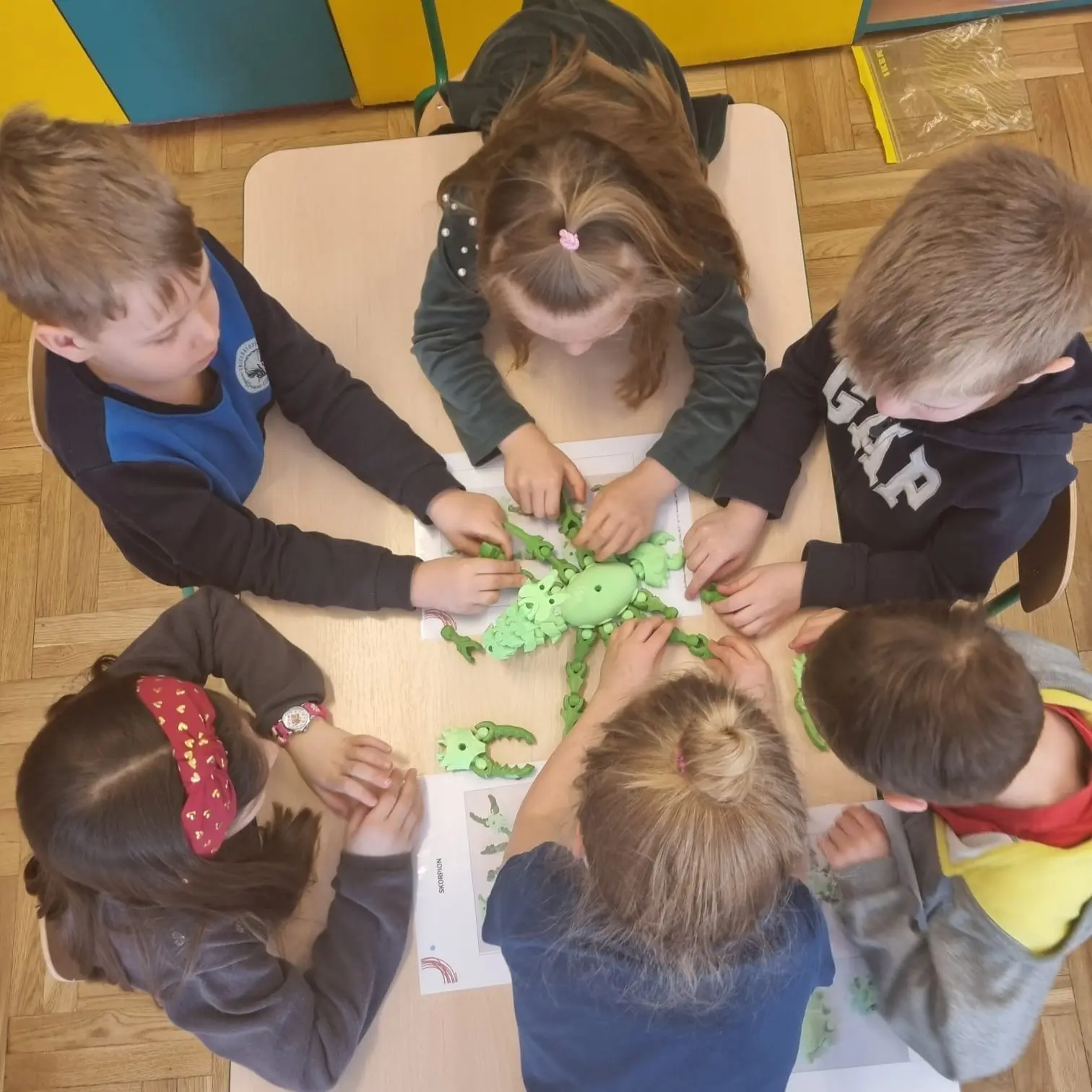 Dzieci prezentują prace wykonane długopisami 3D