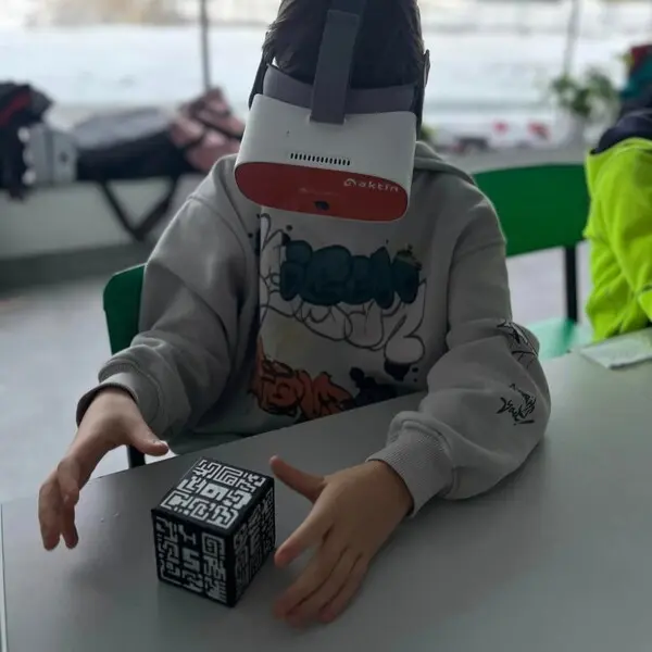 Dziecko w goglach VR z kostką z markerem