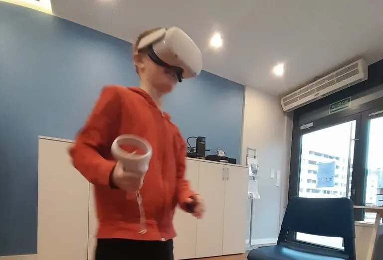 Dziecko w goglach VR w sali zajęciowej